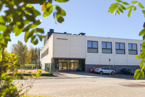 A sunny photo of the entrance to the Kaukajärvi Leisure Centre. 
