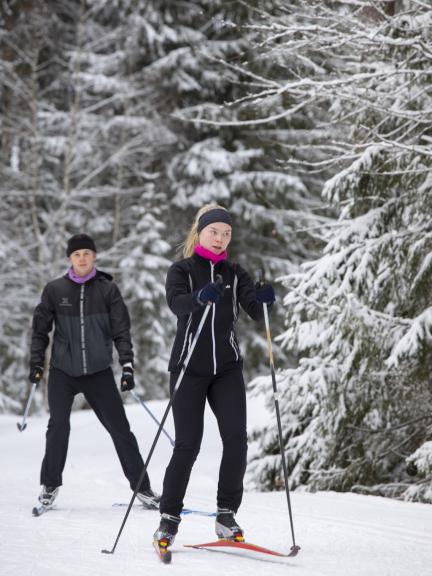 Nuoret hiihtäjät Kaupin urheilupuistossa.