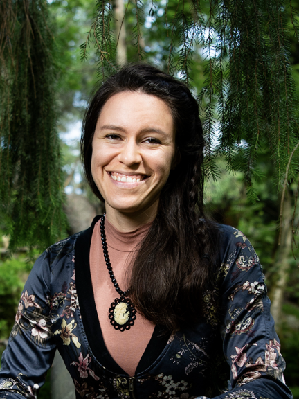 Siiri Enoranta. Taustalla vihreää metsää. 